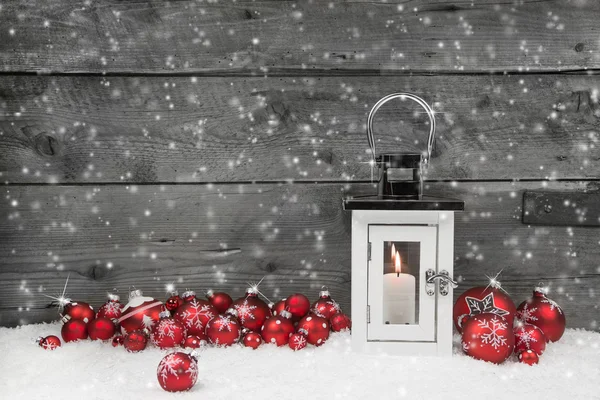 Biały shabby chic latern na świąteczne z świeca i czerwone kulki — Zdjęcie stockowe
