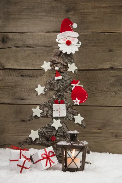 Decoração de Natal clássico em vermelho e branco: árvore de madeira . — Fotografia de Stock