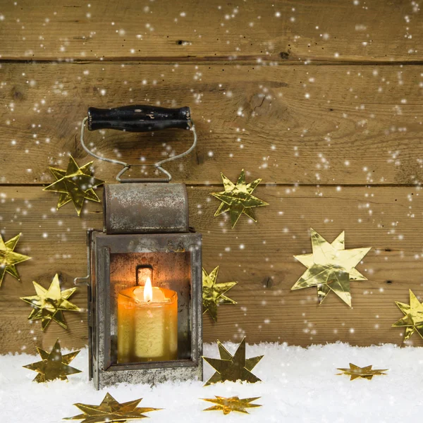 Weihnachtsstimmung: alte rustikale Laternenpfähle vor verschneitem Hintergrund. — Stockfoto