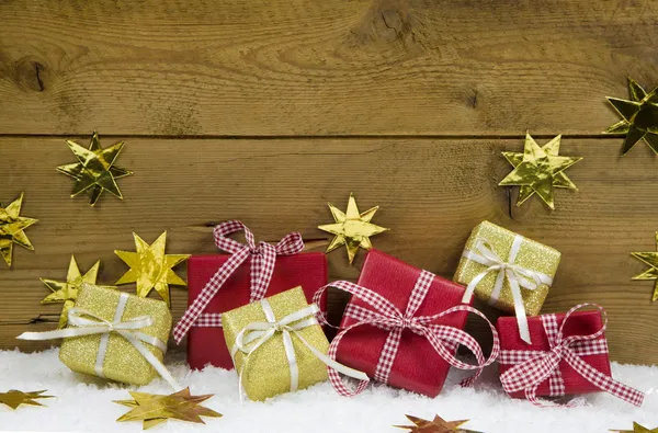 Fondo de Navidad con regalos y regalos en oro y rojo . — Foto de Stock