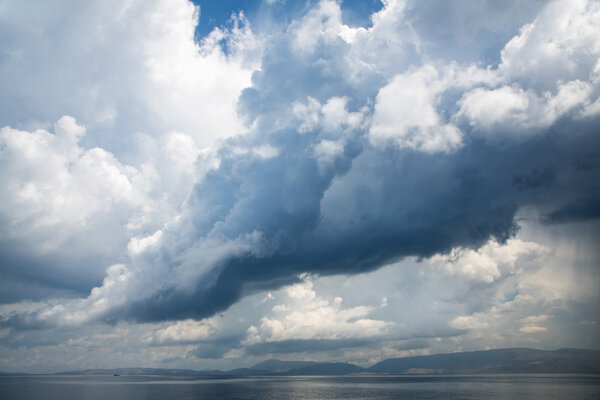 Штормовая погода с большими дождливыми облаками на море
.