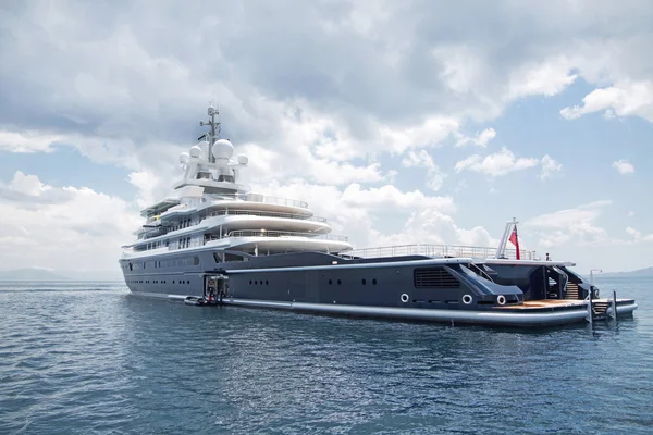 Grande super o mega yacht a motore di lusso nel mare blu . — Foto Stock