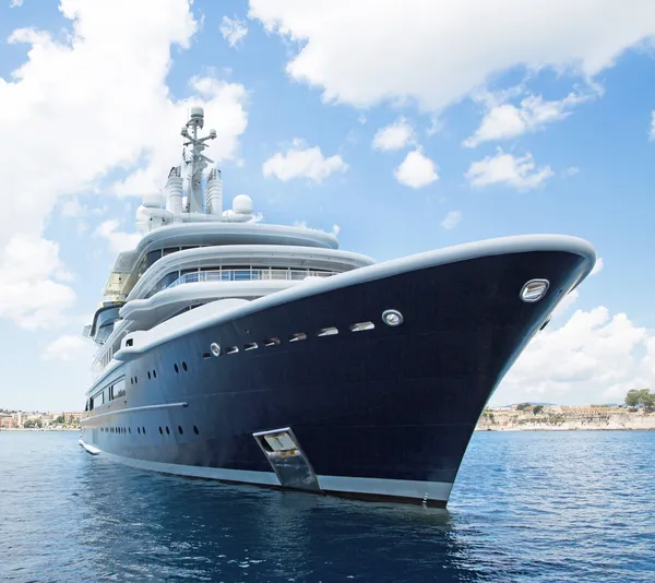 Grande super o mega yacht a motore di lusso nel mare blu . — Foto Stock