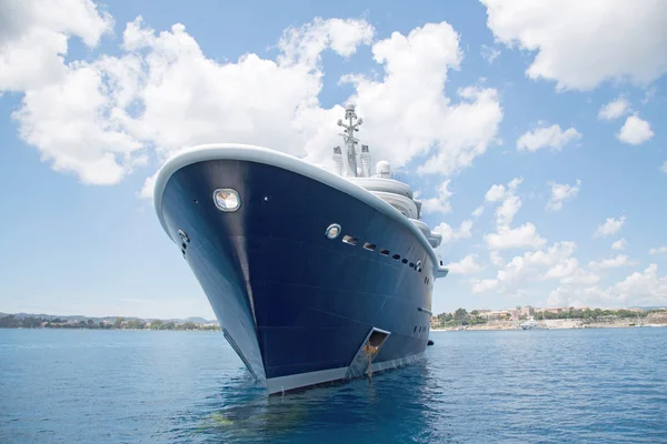 Gran yate de lujo super o mega motor en el mar azul . — Foto de Stock