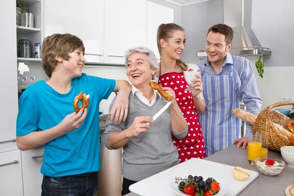 Üç nesil birlikte yaşamak: mutfak mutlu bir aile. Stok Resim