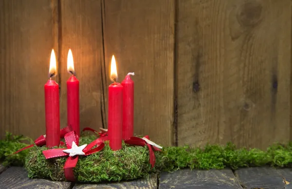 Advento ou grinalda de Natal com quatro velas de cera vermelha. Fotos De Bancos De Imagens