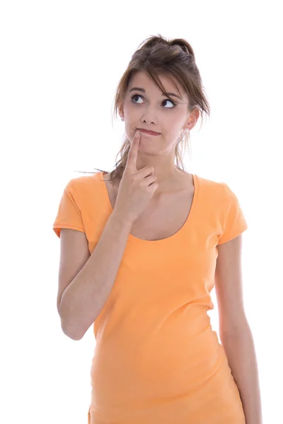 Portrait : Jeune fille isolée réfléchie en chemise orange regardant — Photo