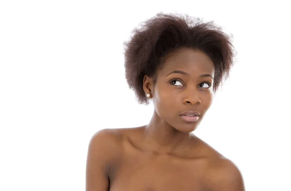 Mooi en verbaasd jonge afro Amerikaanse vrouw gezicht geïsoleerd. — Stockfoto