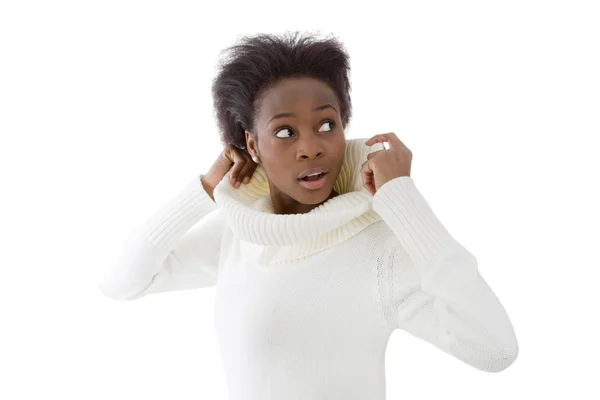 Φοβάται και σοκαρισμένος αφρικανική αμερικανική μαύρη γυναίκα στο λευκό πουλόβερ — Φωτογραφία Αρχείου