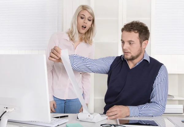 Chockad affärsman sitter på skrivbord kontrollera kostnader och ut — Stockfoto