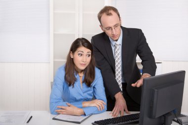 dedikodu ve taciz altında iş adamları iş yeri - Great.Thanks üzerinde