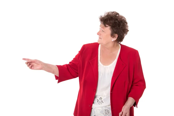 Gelukkig geïsoleerde oudere vrouw in rode presenteren met hand. — Stockfoto