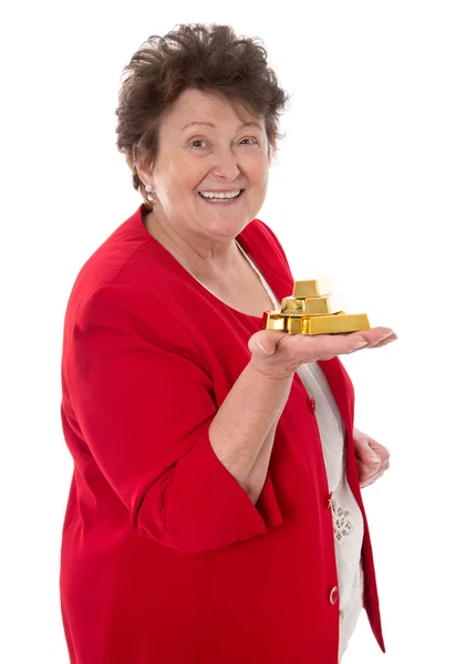 Isolierte Seniorin mit Goldbarren: Konzept für Rente und — Stockfoto