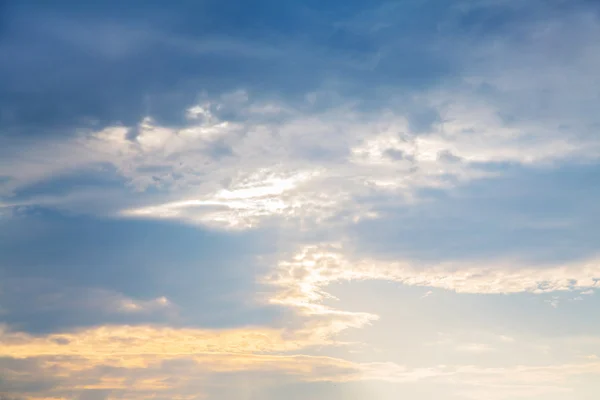Синій яскравий фон неба з хмарами та емоційним настроєм для д-ра — стокове фото