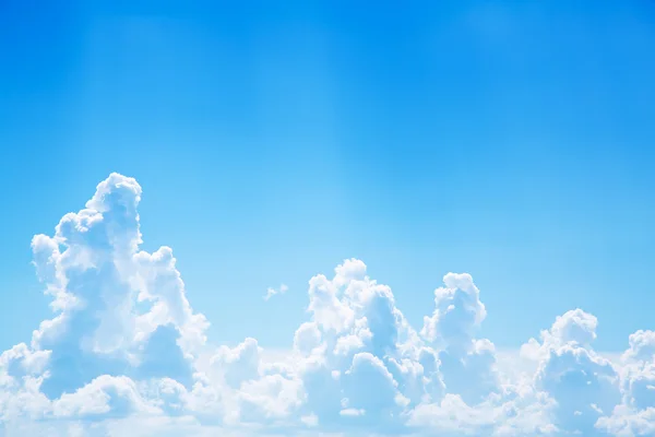 Fondo azul brillante cielo con nubes y estado de ánimo emocional para dr —  Fotos de Stock