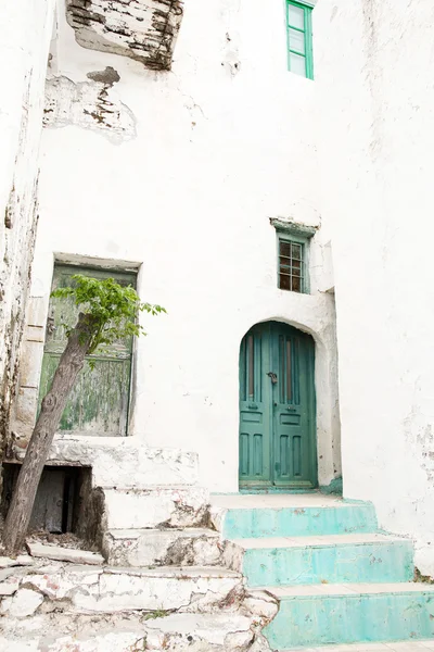 Antigua fachada de casa con puerta de madera verde que parece una ruina . —  Fotos de Stock