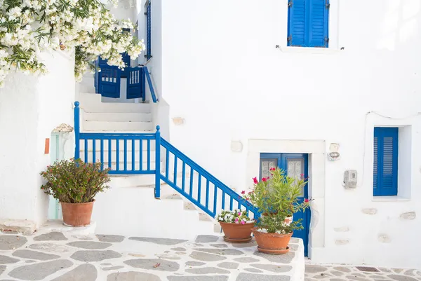 Arquitectura en las Cícladas. Edificios de la isla griega con su ty —  Fotos de Stock