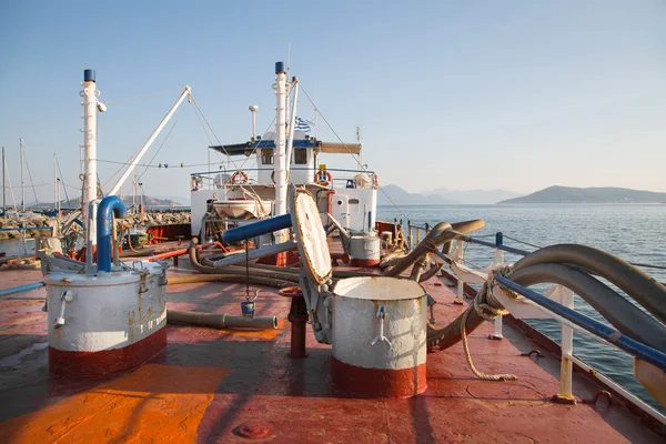 Deck de um navio velho da água - detalhes enferrujados, antigos de te antigo — Fotografia de Stock