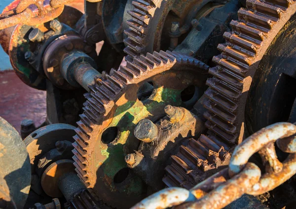 Tecnologia envelhecida: roda de engrenagens velha e enferrujada em um navio velho - retro — Fotografia de Stock