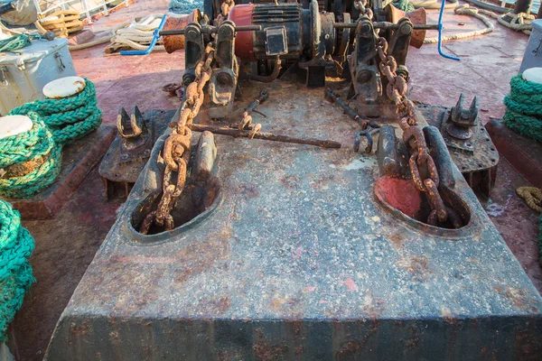 Leeftijd van technologie: oude en roestige tandwiel op een oude schip - retro — Stockfoto