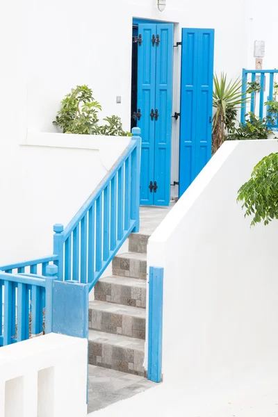 Arquitectura en las Cícladas. Edificios de la isla griega con su ty —  Fotos de Stock