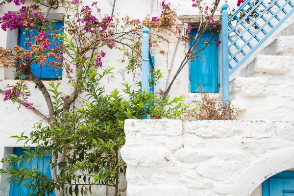 Αρχιτεκτονική στις Κυκλάδες. Ελληνικό νησί κτίρια με τον ty — Φωτογραφία Αρχείου
