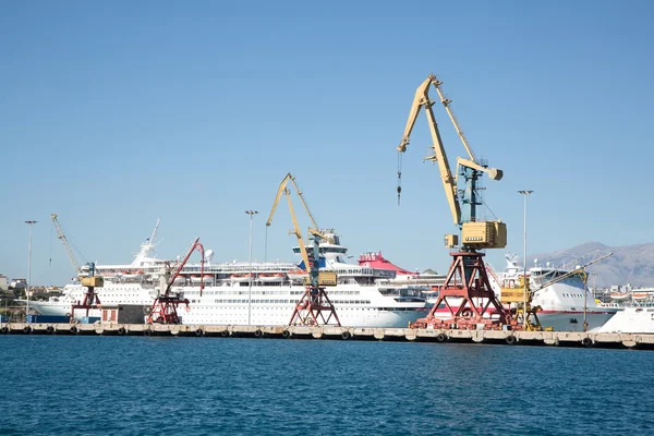 Shipping: cargo transport on the water. Crane in the port for lo — Stock Photo, Image