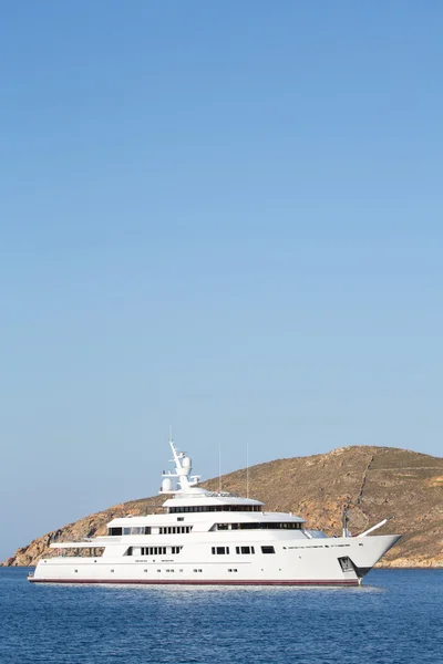 Большая мега-моторная яхта класса люкс в синем море . — стоковое фото