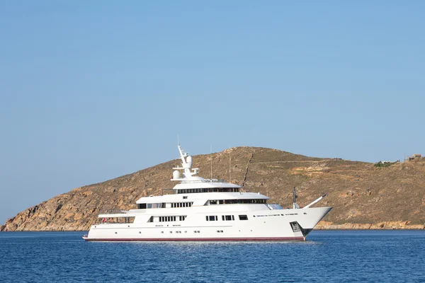 Grande mega yacht a motore di lusso nel mare blu . — Foto Stock