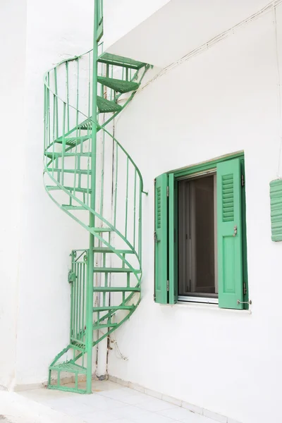 Viejas escaleras verdes al aire libre en una casa de estilo rural . —  Fotos de Stock