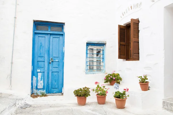 Arquitectura en las Cícladas. Edificios de la isla griega con su ty —  Fotos de Stock