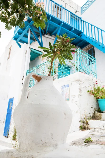 Architecture on the Cyclades. Greek Island buildings with her ty — Stock Photo, Image