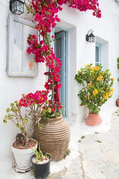 Architecture on the Cyclades. Greek Island buildings with her ty — Stock Photo, Image