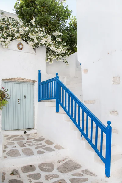 Архитектура на Кикладах. Здания на греческом острове вместе с ней — стоковое фото