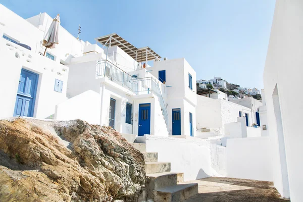Αρχιτεκτονική στις Κυκλάδες. Ελληνικό νησί κτίρια με τον ty — Φωτογραφία Αρχείου