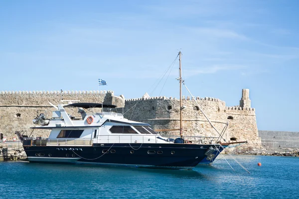 Greek island crete in the cyclades: sightseeing on the old port — Stock Photo, Image