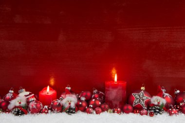 Картина, постер, плакат, фотообои "красный деревянный рождественский фон с двумя горящими свечами
.", артикул 50141621