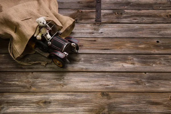 Houten vintage achtergrond: Kerstdecoratie met oude teddy b — Stockfoto