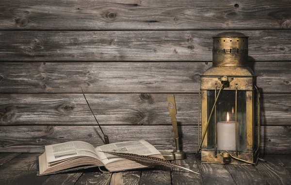 Stary tło z książki i pióro i rustykalne lanter — Zdjęcie stockowe