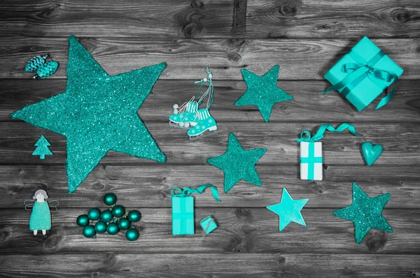 Kerstdecoratie in turquoise kleuren op houten oude shabby ba — Stockfoto