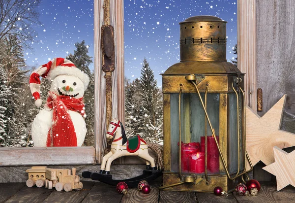 Decoração de janela de Natal com brinquedos antigos e uma lanterna com um r Fotos De Bancos De Imagens