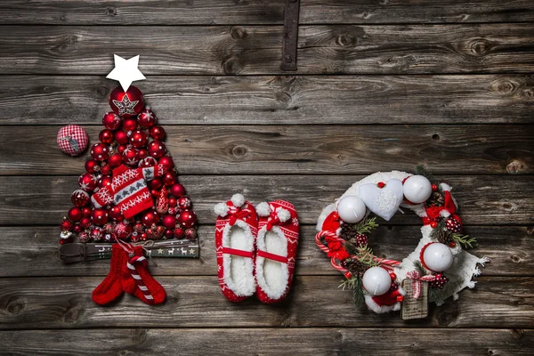 Vintage-Weihnachtsdekoration: rote, weiße Sachen auf Holzbackgr — Stockfoto