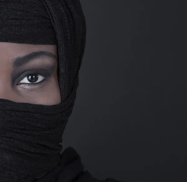 Beautiful black oriental colored woman: eyes and beauty. — Stock Photo, Image