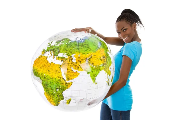 Geïsoleerde gekleurde jonge vrouw met een globe in haar handen. — Stockfoto