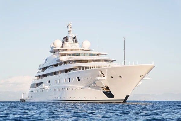Gigantesque grand et grand yacht de luxe méga ou super moteur sur le o — Photo