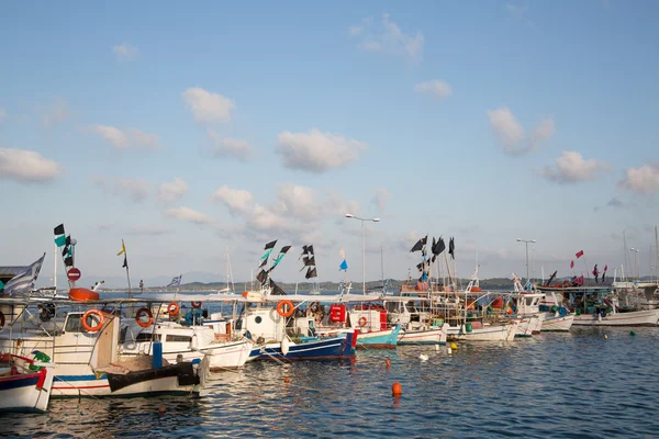 Sightseeing i Grekland: traditionella fiskebåtar på grekiskan är — Stockfoto