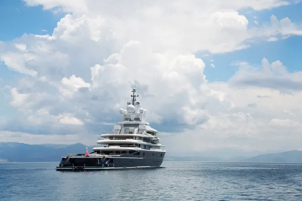 Gigantic big and large luxury mega yacht with helicopter landing — Stock Photo, Image