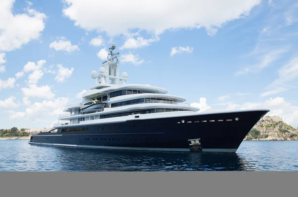 Gigantiskt stora och stora mega lyxyacht med helikopter landar — Stockfoto