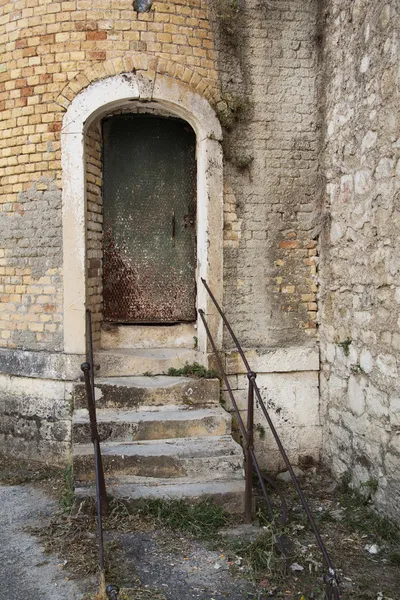 Puerto viejo con escaleras: mazmorra o prisión . — Foto de Stock