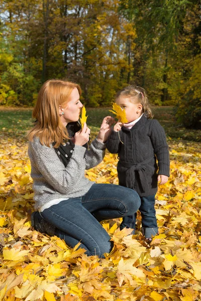 Happy family: mother with her little daughter making a walk in a — Stock Photo, Image